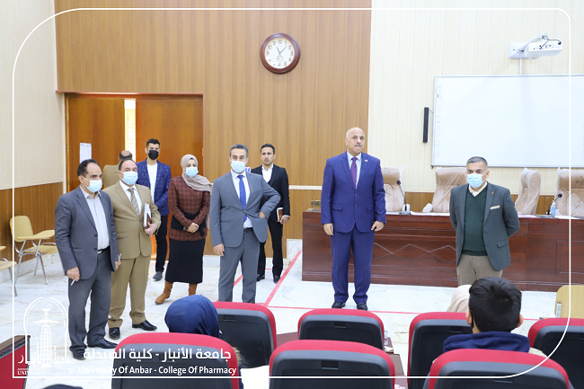زيارة (أ.د مثنى محمد عواد) مساعد رئيس الجامعة للشؤون العلمية الى كلية الصيدلة لتفقد سير الإمتحانات 
