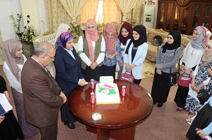 تهنئة طالبات المرحلة الخامسة للسيد عميد كلية الصيدلة