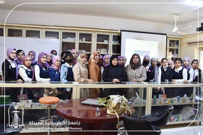 زيارة مدرسة هيت المتوسطة للبنات لكلية الصيدلة في جامعة الأنبار