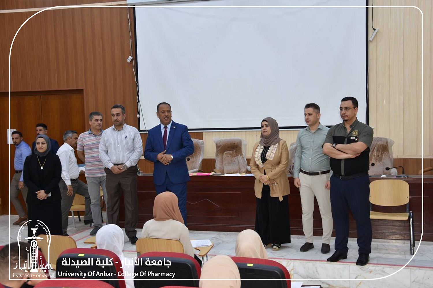 السيد رئيس الجامعة يتفقد الامتحانات النهائية لطلبة كلية الصيدلة