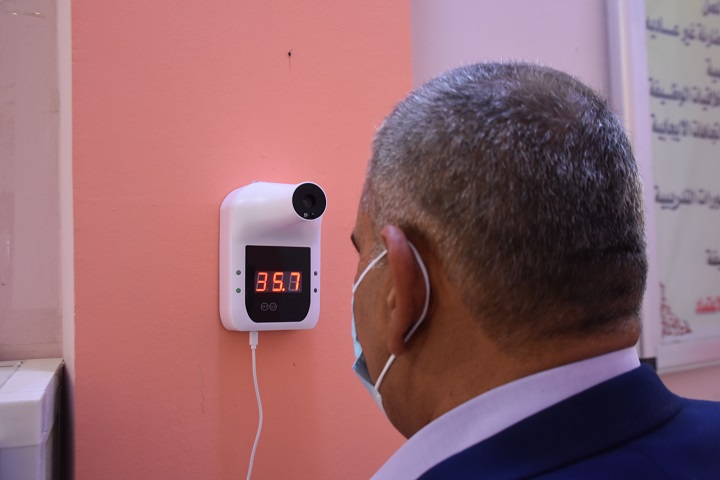 تنصيب جهاز قياس درجة حرارة الجسم عن بعد