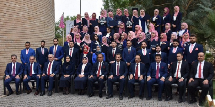 السيد رئيس جامعة الانبار يشاطر خريجي كلية الصيدلة فرحة تخرجهم