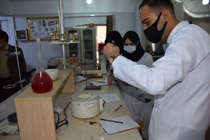 كلية الصيدلة تتزين بالوشاح الابيض من جديد